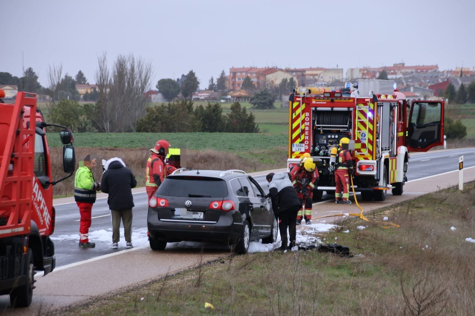 Un turismo se incendia en la N-630 a su paso por Aldeaseca de la Armuña