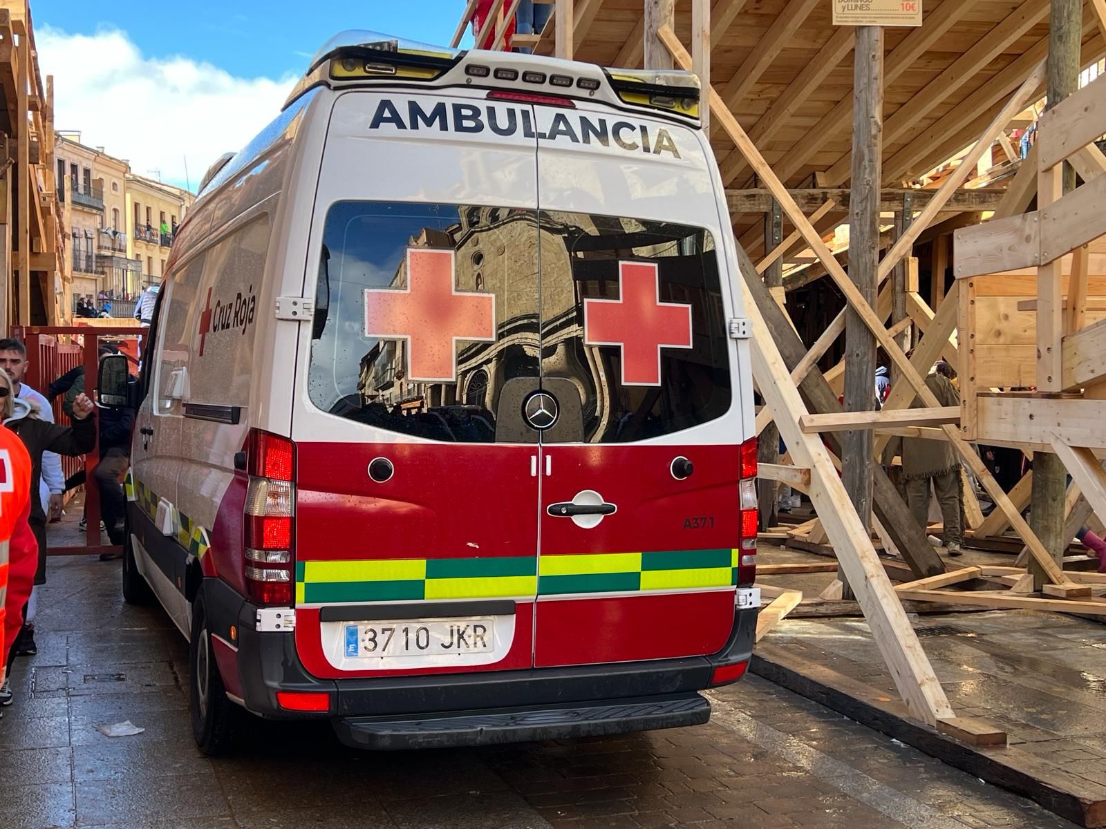 Ambulancia en la Plaza Mayor de Ciudad Rodrigo durante los carnavales