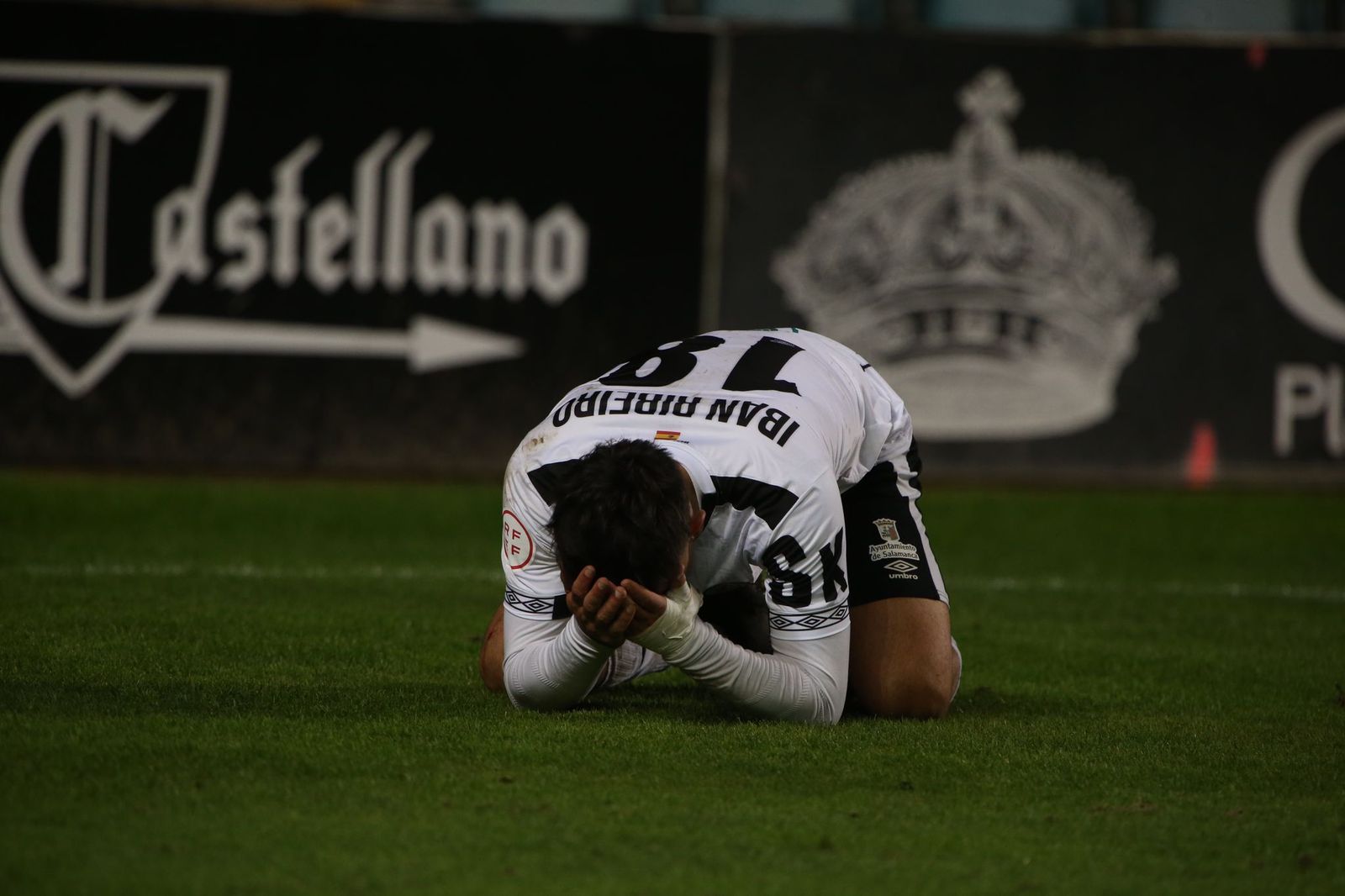 Ribeiro se lamenta tras una ocasión fallada en el Helmántico / FOTO SALAMANCA24HORAS.COM