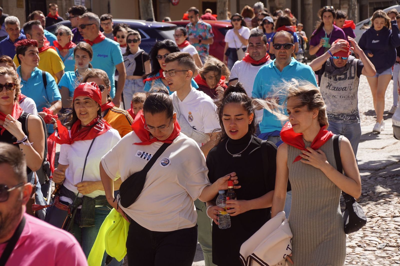 ledesma-calienta-motores-para-los-espantos-con-el-reparto-de-panuelos-y-la-salida-de-los-toros-del-prao-de-la-villa-40