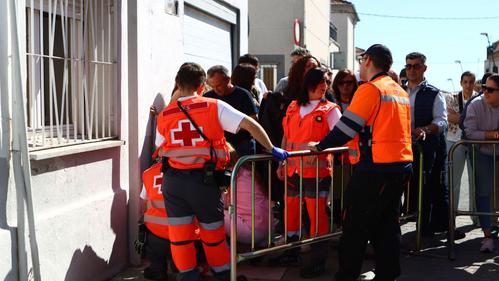 Un joven atendido por los servicios sanitarios antes de la salida de la procesión del Silencio en Pizarrales