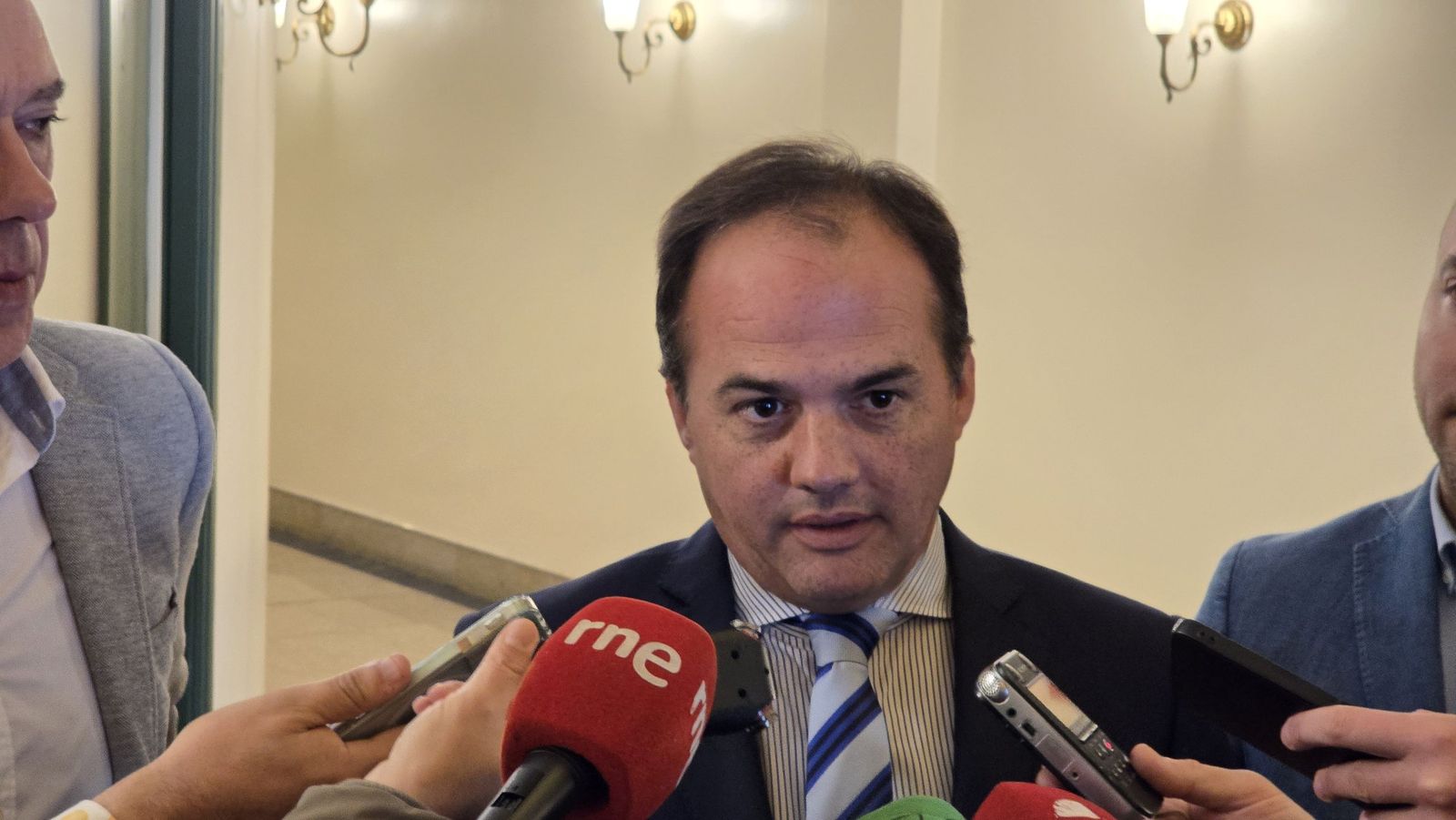 El concejal de Protección Ciudadana y Tráfico, Ángel Molina, asiste a la actividad escolar de concienciación sobre seguridad vial de Aesleme