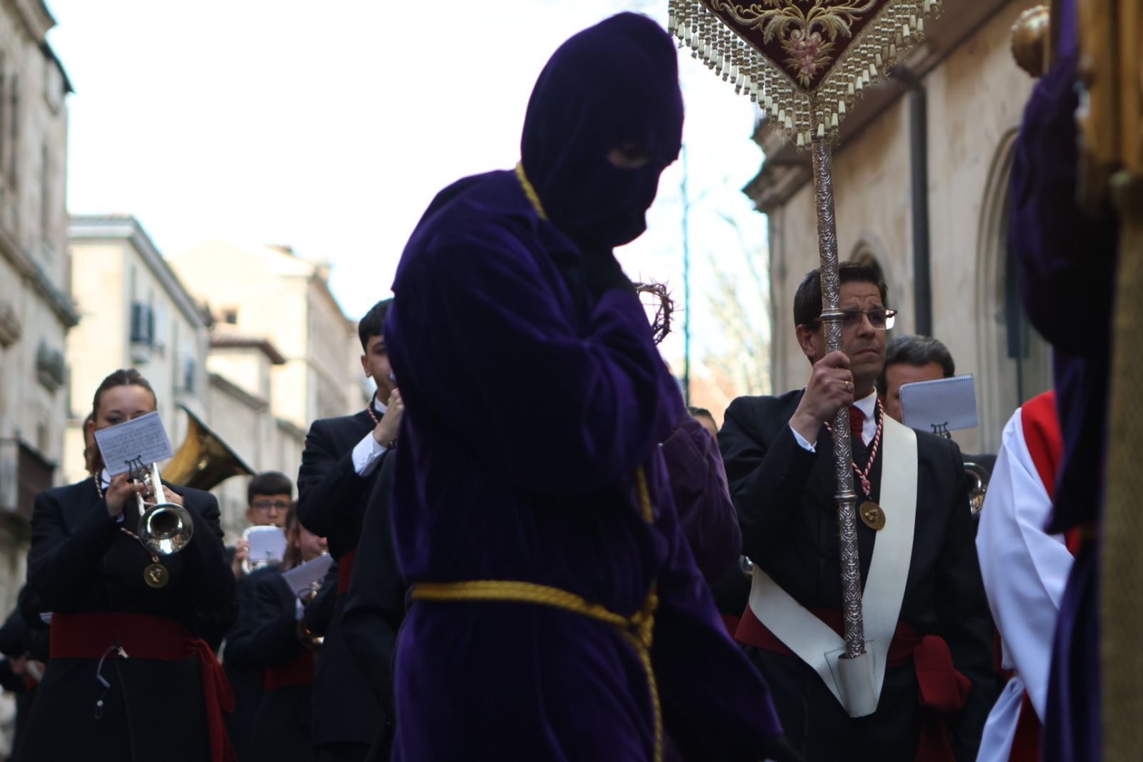 Jesús Rescatado procesiona en Salamanca con su nueva túnica y la atenta mirada de cientos de fieles