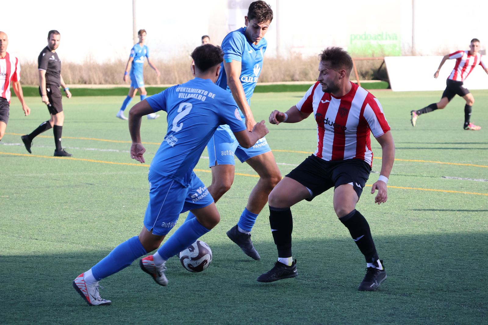 Jugadores del CD Villaralbo B sacan en balón. Jugadores del CD Villaralbo B sacan en balón.