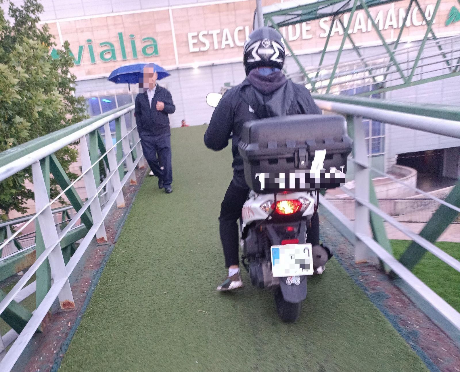 Motorista circulando por la pasarela peatonal del Vialia en Salamanca