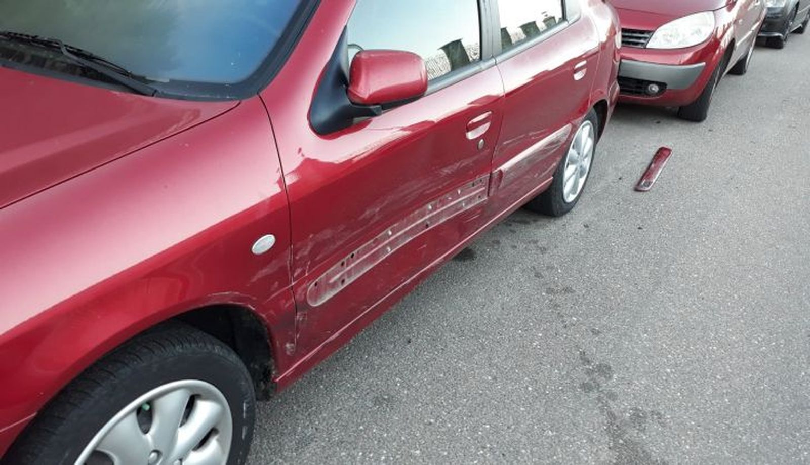 El coche que ha sufrido el golpe en la carretera de la Estación (3)
