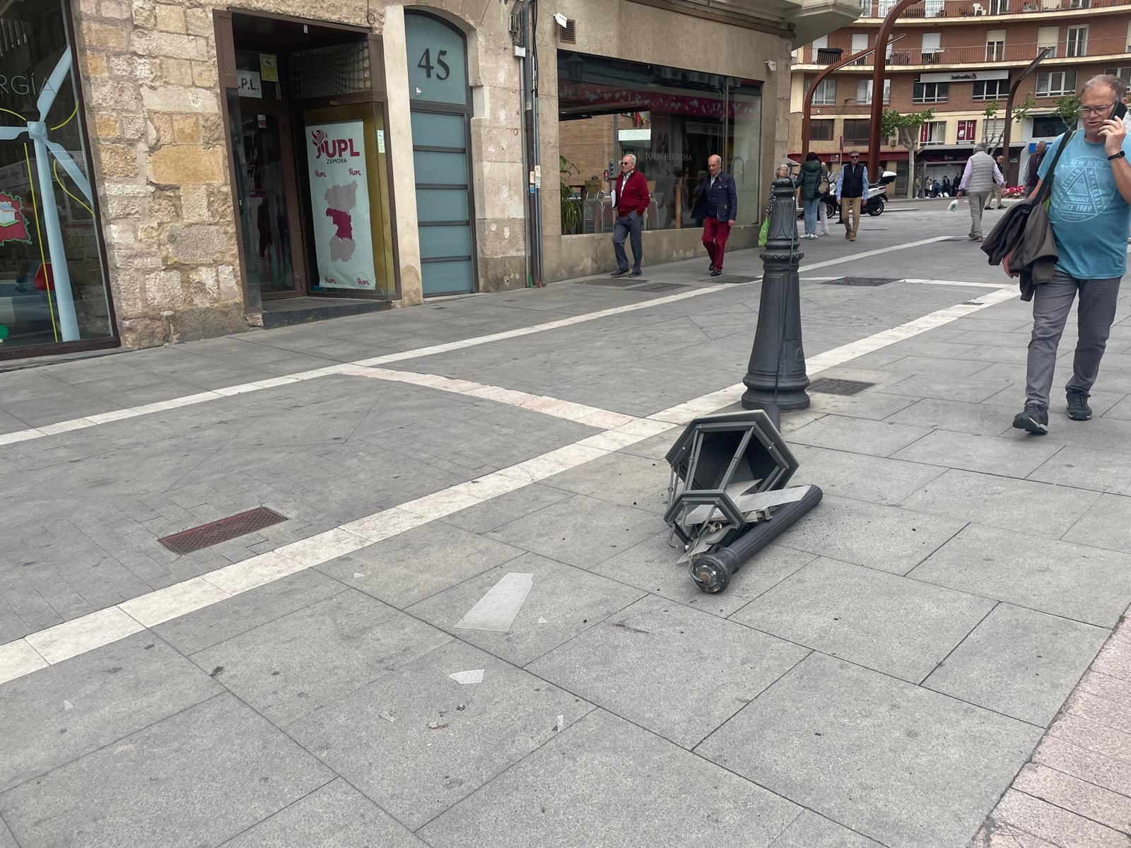 Una farola “cortada” por la mitad en San Torcuato