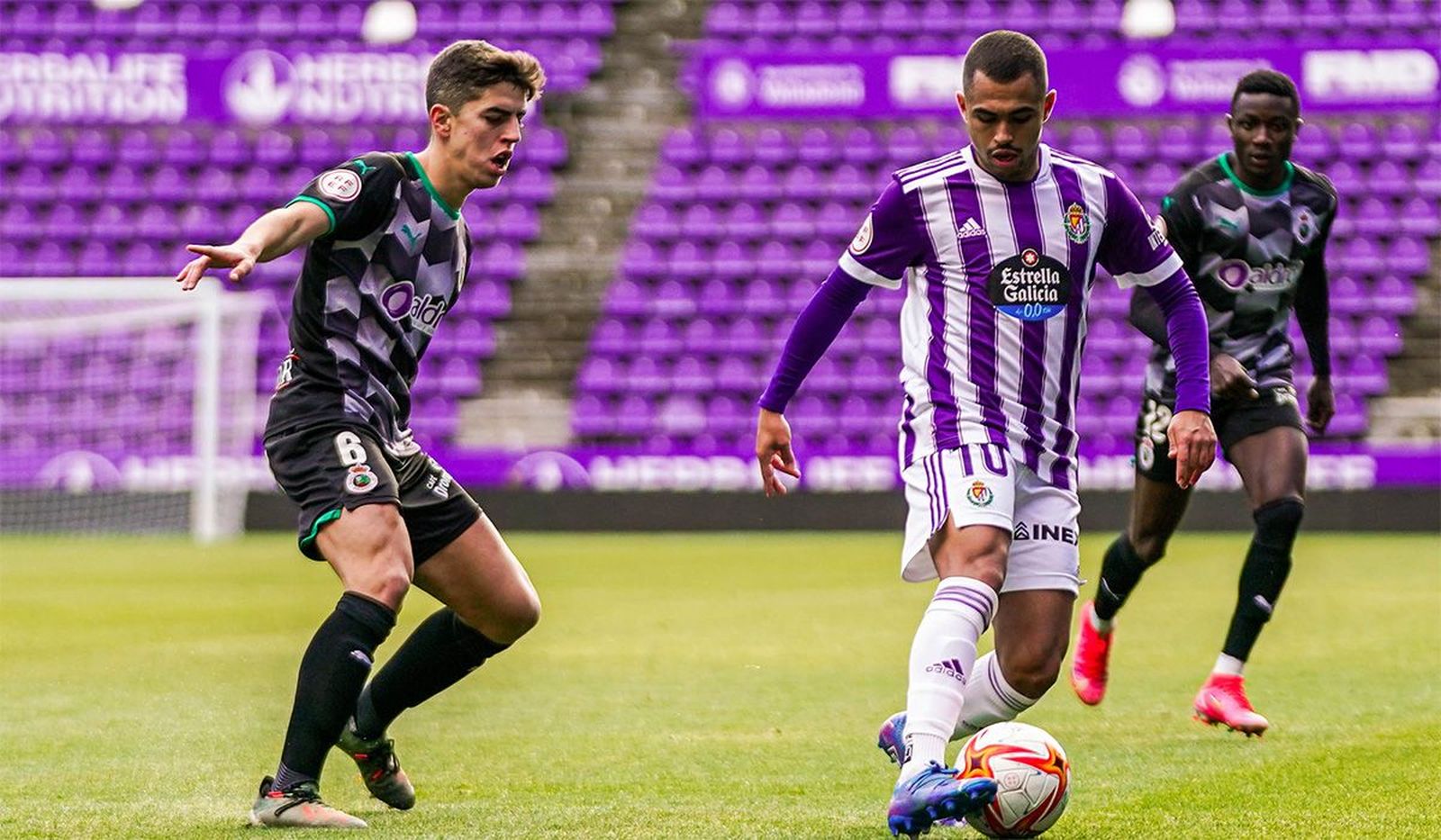 Un jugador del Valladolid Promesas en un duelo anterior FOTO RVCANTERA