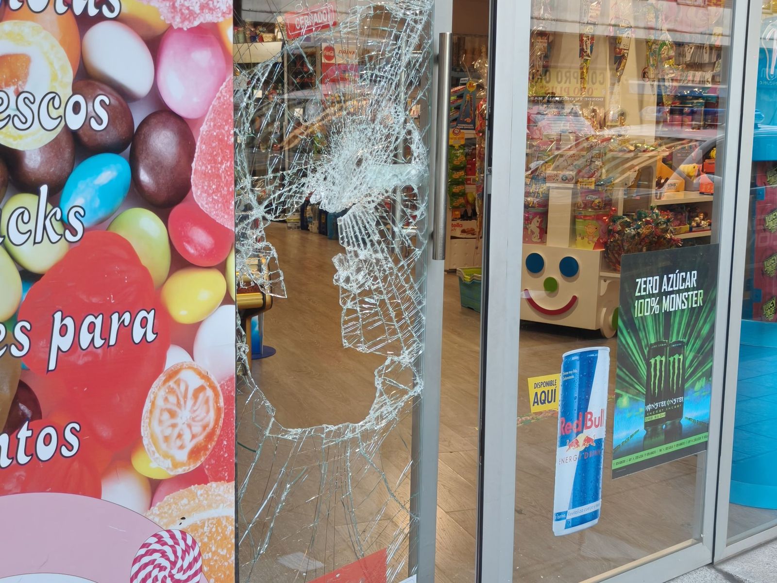 Rompen con una alcantarilla el escaparate de una tienda de la calle María Auxiliadora