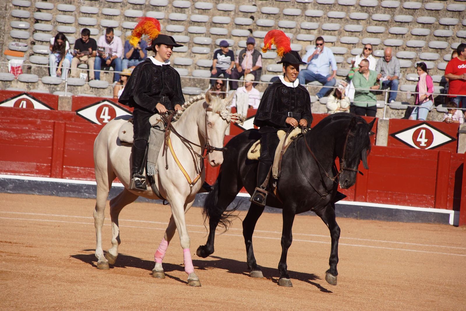 Así han vivido los salmantinos el primer festejo de la feria taurina 2025: imágenes del ambiente en los tendidos y en el patio de cuadrillas