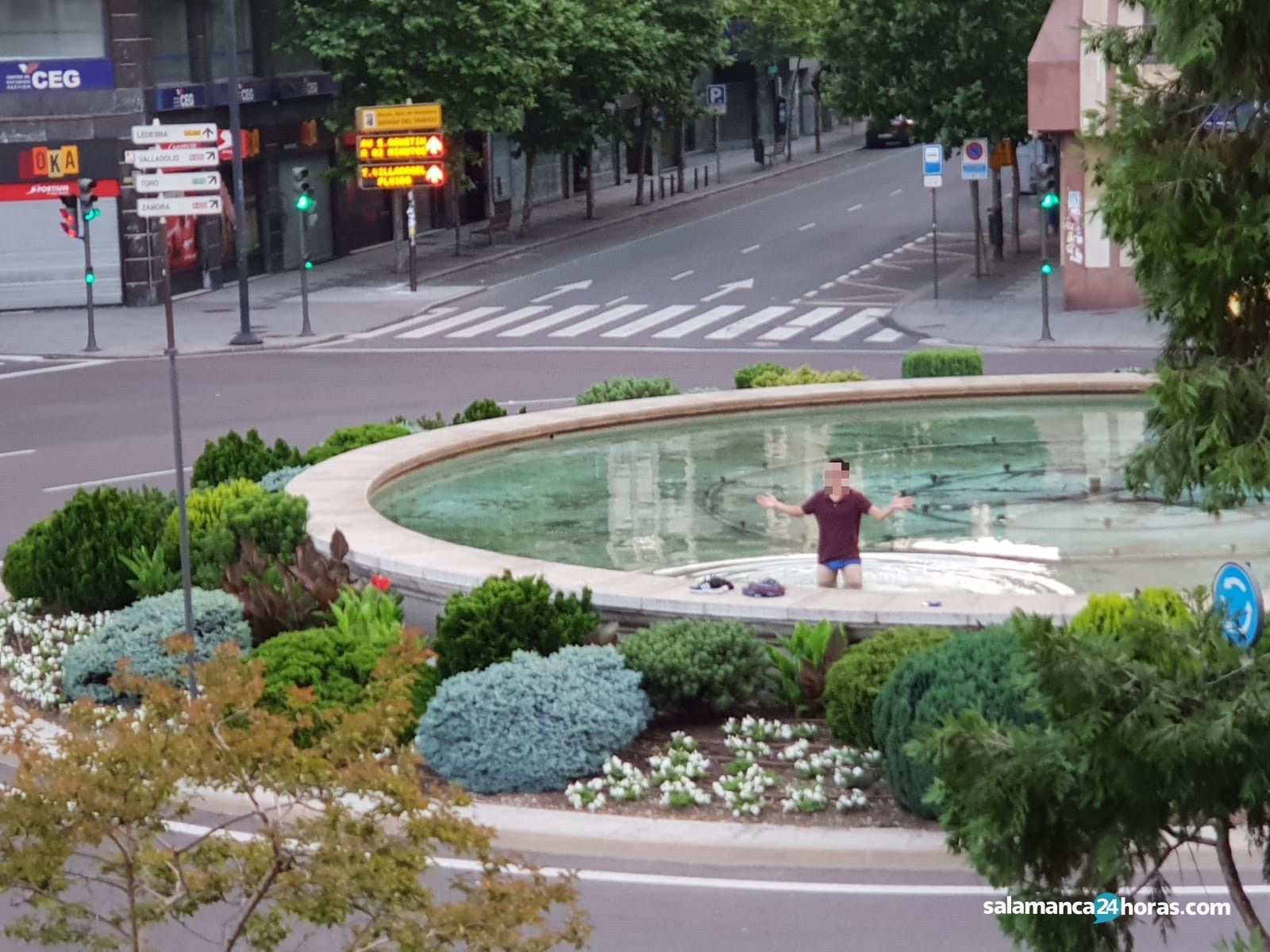 Joven bañándose en la fuente de puerta zamora (2)