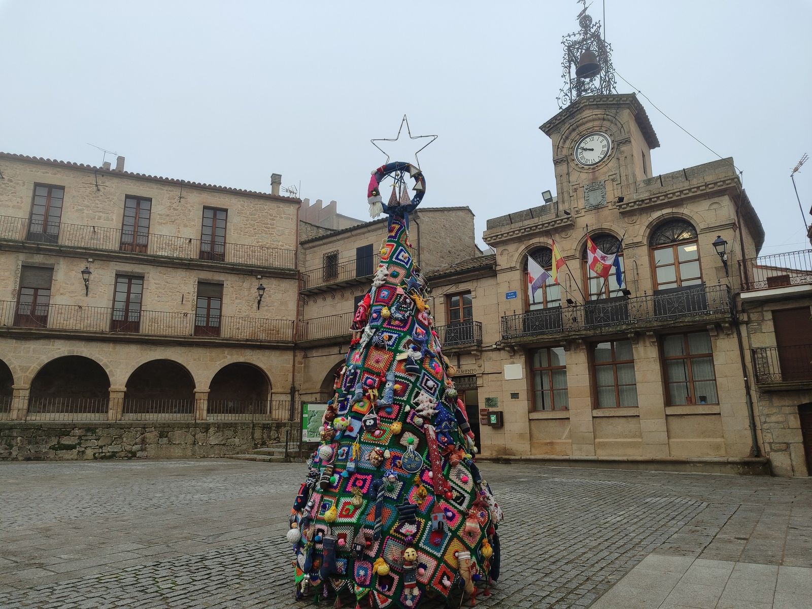 Imagen del arbol de Navidad ubicado en la Plaza Mayor de Fermoselle