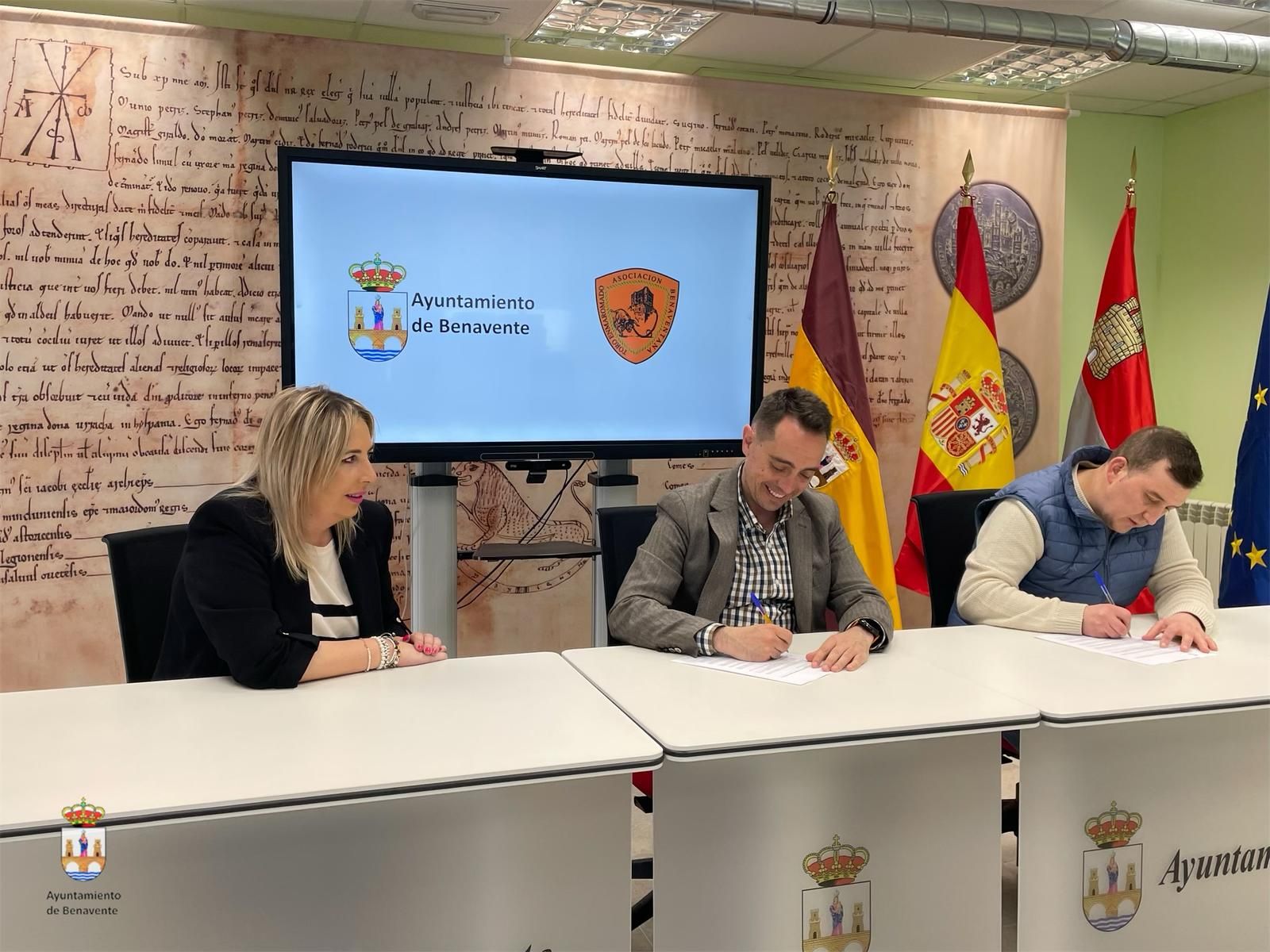 El equipo de Gobierno de Benavente entrega 1.000 euros a la Asociación Benaventana del Toro Enmaromado