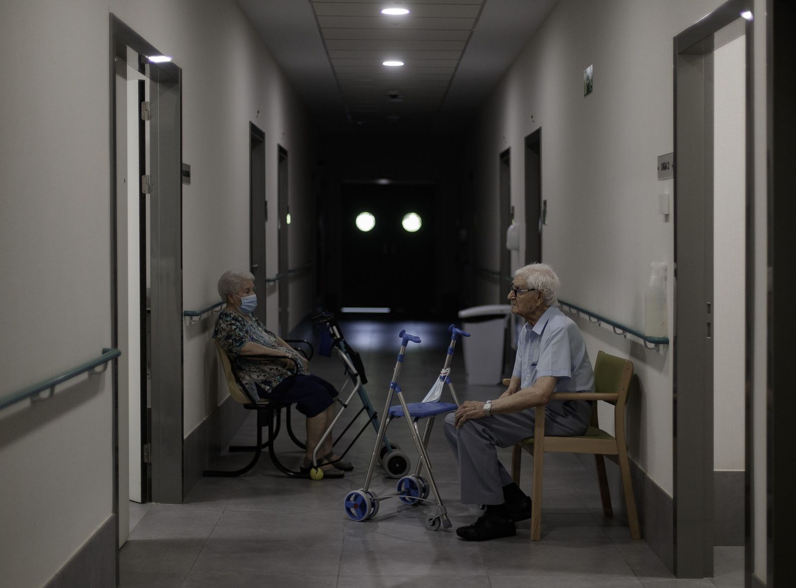 Dos residentes del Centro de Mayores Casablanca Villaverde (Av. de Rafaela Ybarra, 135) descansan sentados en unas sillas cuatro días después de que se decretase el fin del estado de alarma por el C