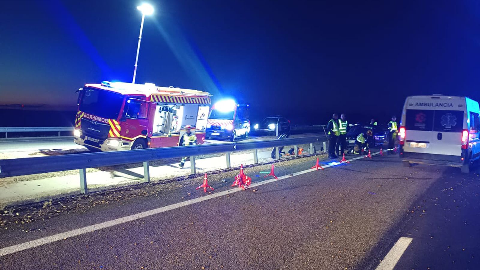 Accidente en la A-66. Ambulancia y bomberos