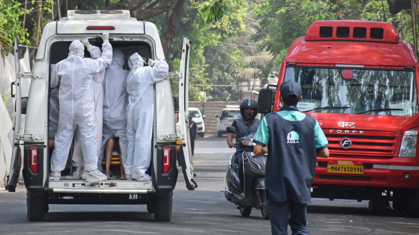 Los viajeros procedentes de India deberán guardar 10 días de cuarentena a su llegada a España desde este miércoles, por el miedo a su variante de COVID