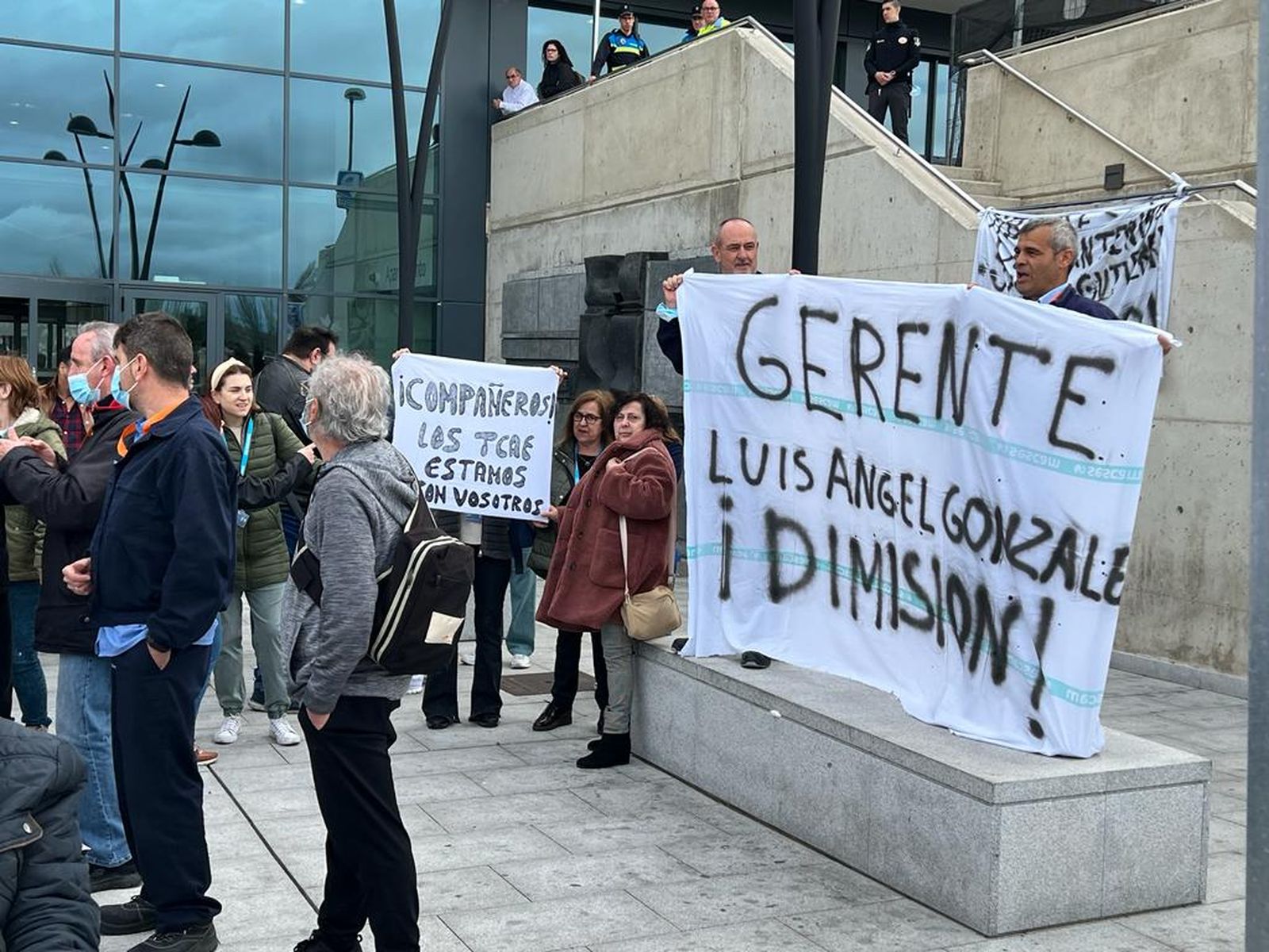 concentracion-de-los-trabajadores-de-mantenimiento-por-la-privatizacion-del-servicio-en-el-hospital-de-salamanca-fotos-s24h-28