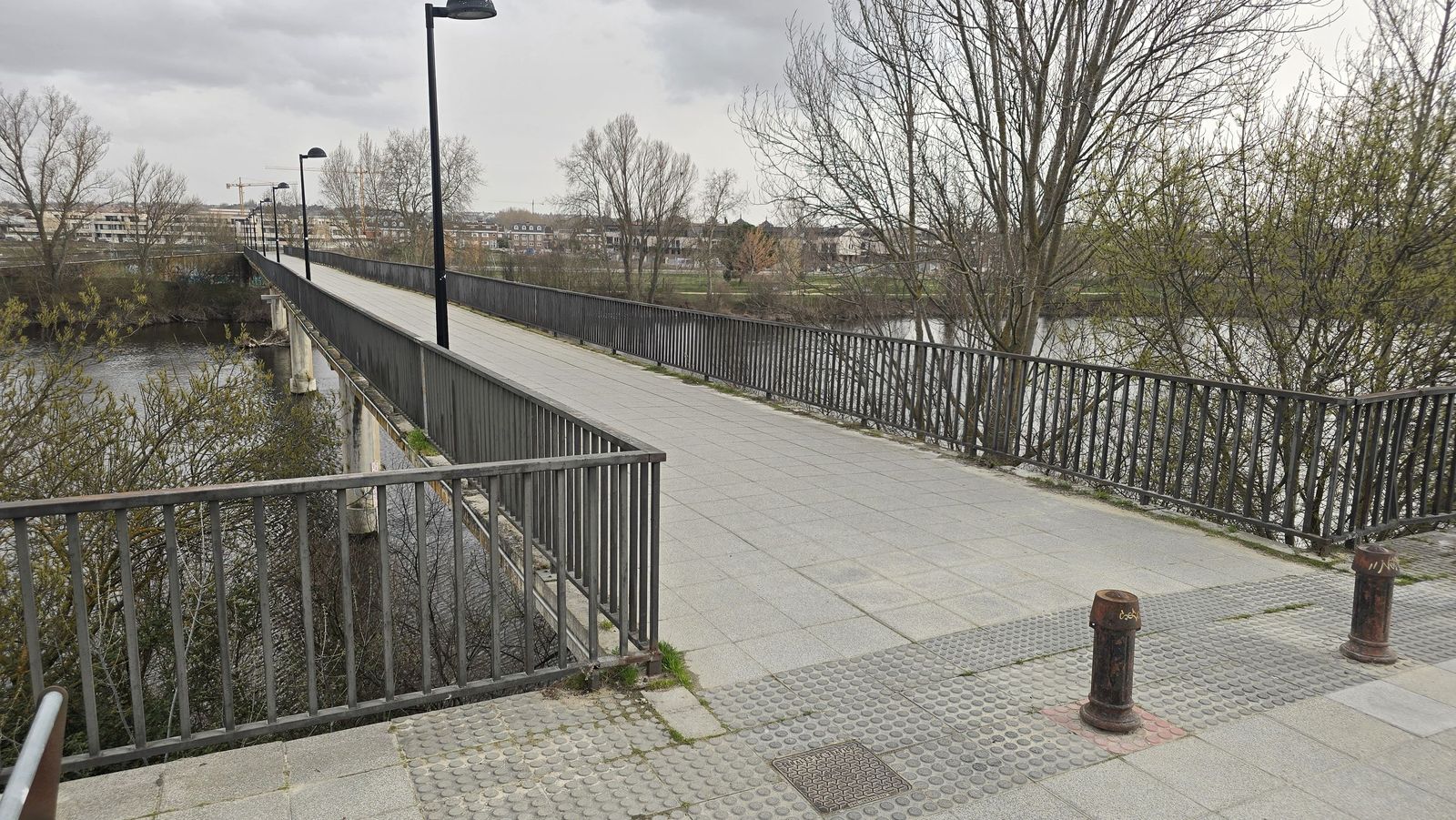 Pasarela que conecta La Fontana con el polígono industrial 'El Tormes'