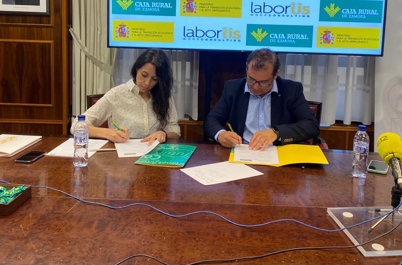 Imagen de la firma del convenio