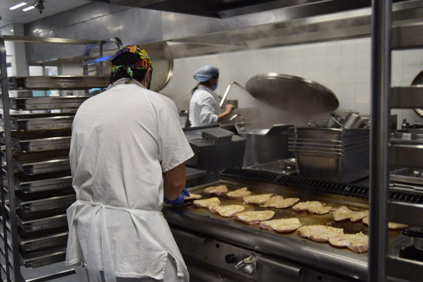 la-delegada-territorial-leticia-garcia-visita-la-cocina-de-linea-fria-del-complejo-asistencial-de-zamora-tras-las-obras-de-mejora-45