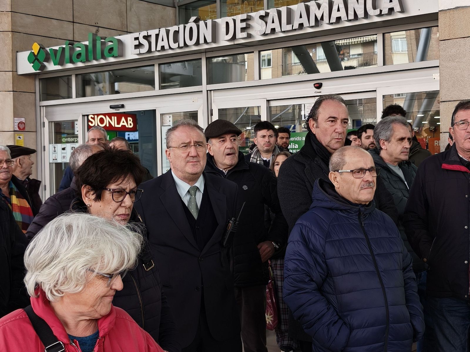 Los trabajadores de Renfe en Salamanca guardan cinco minutos de silencio tras el accidente de Adamuz
