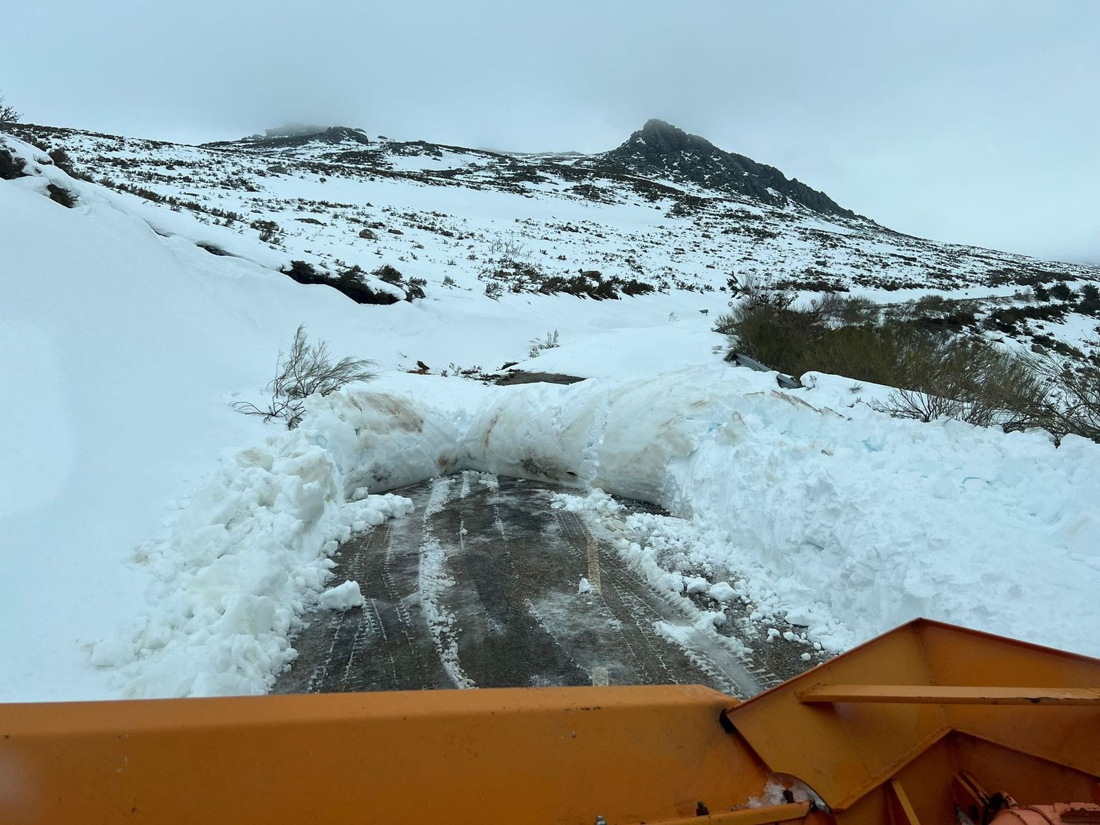 Los quitanieves intentan eliminar la nieve en la carretera del Alto de Vizcodillo (3)