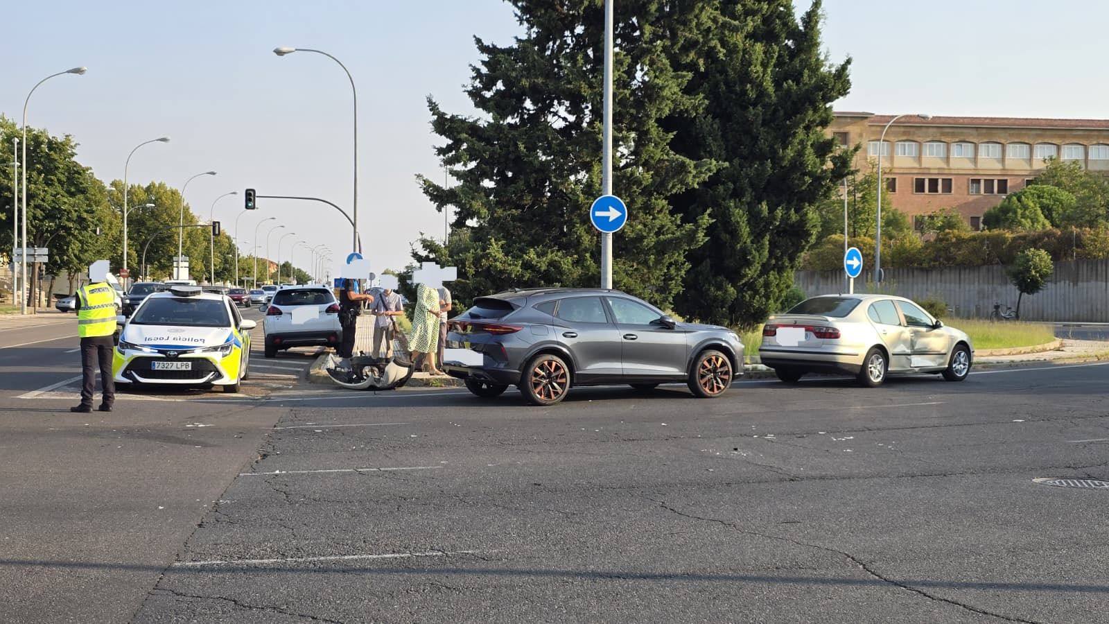Colisión entre varios vehículos en la rotonda del Carrefour