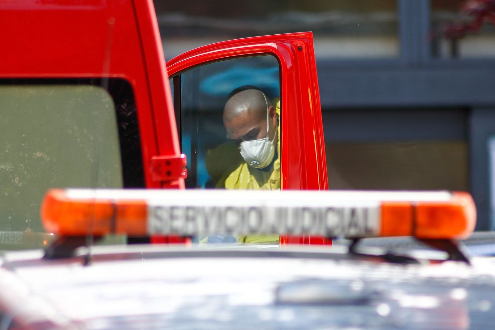 Los trabajos de mantenimiento y custodia de cadáveres de las víctimas de coronavirus en el Palacio de Hielo continúan sin descanso