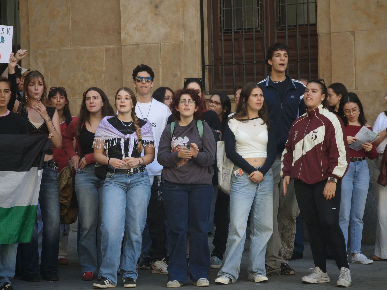 Los estudiantes de Salamanca recorren Salamanca alzando la voz por Palestina
