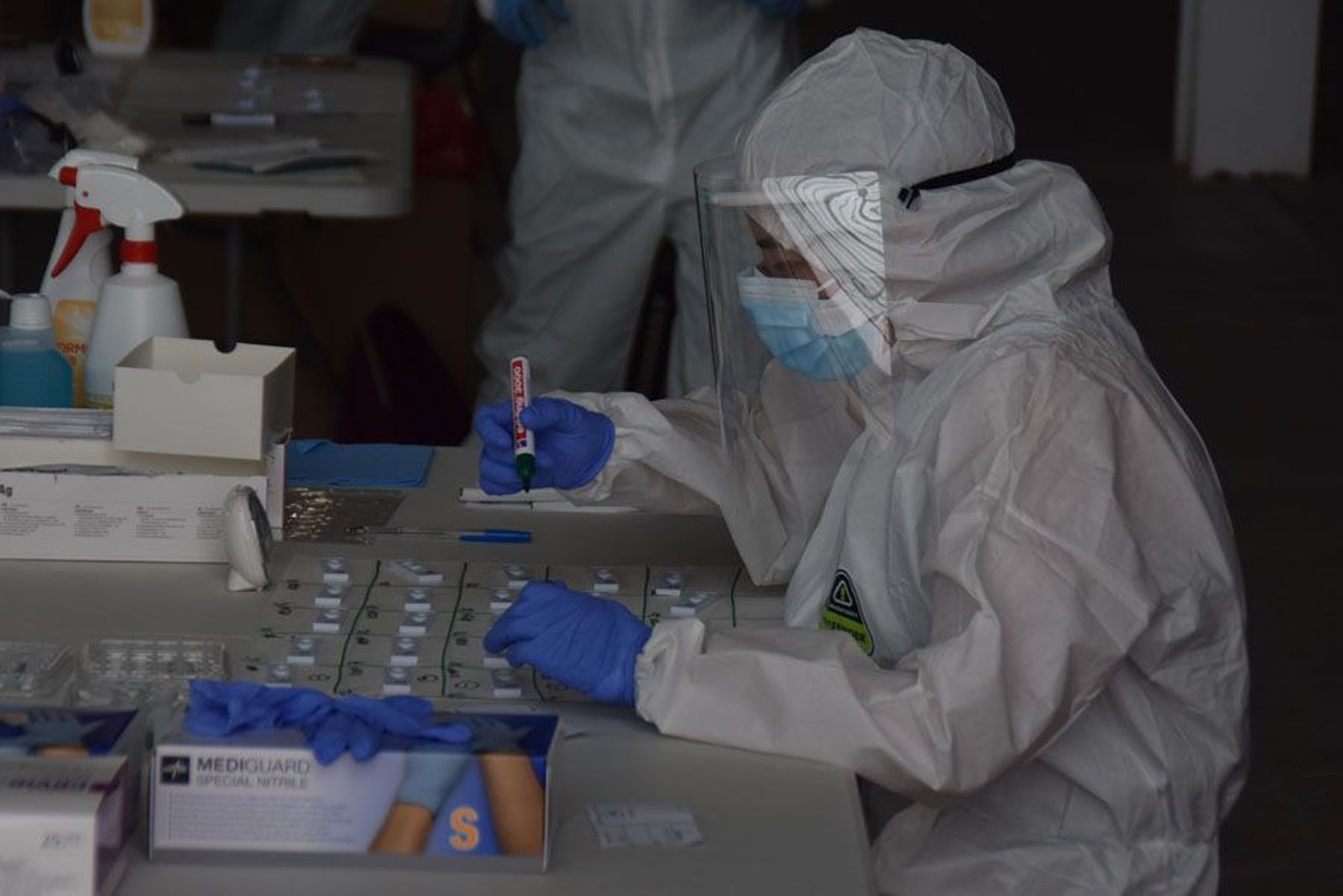 Los sanitarios apuntan los datos.