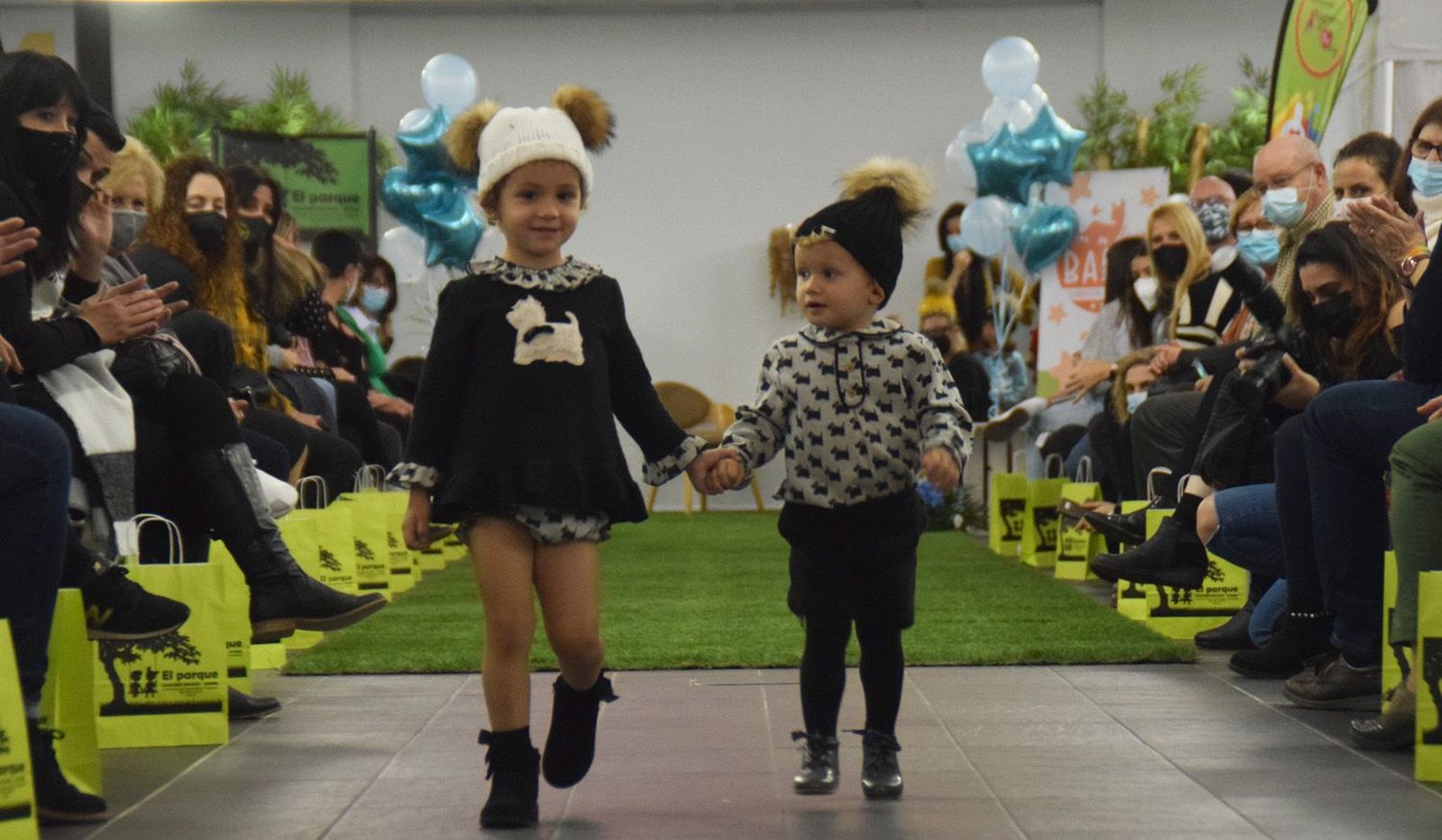 Dos de los participantes en el desfile solidario
