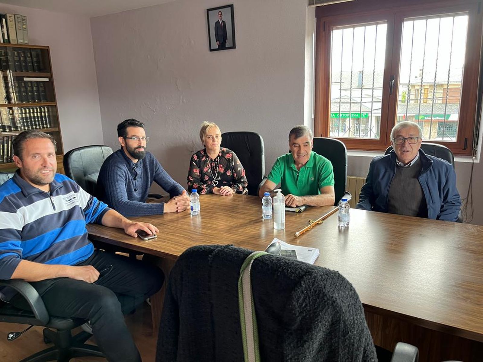 El nuevo Alcalde de Mombuey, José Castedo Bobillo –segundo por la derecha  con los miembros del equipo de Gobierno en el Pleno celebrado ayer viernes y con la presencia del Alcalde de Puebla de Sanabria, José Fernández