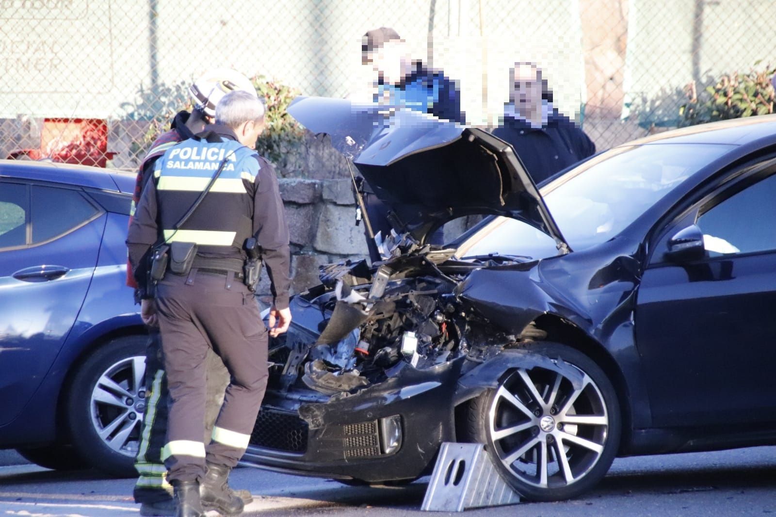 Accidente entre tres vehículos en la calle Joaquín Rodrigo y Maestro Guridi. Fotos Andrea M.