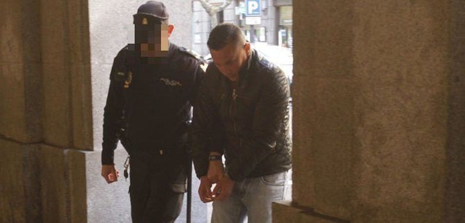 El acusado E.C.C., en su entrada a la Audiencia Provincial donde se pedía 35 años de cárcel por violar a una turista en 2010