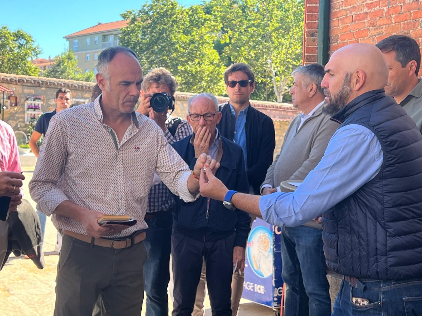 ambiente-durante-el-sorteo-de-los-toros-del-vellosino-en-la-glorieta-domingo-15-de-septiembre-de-2024-fotos-s24h-33