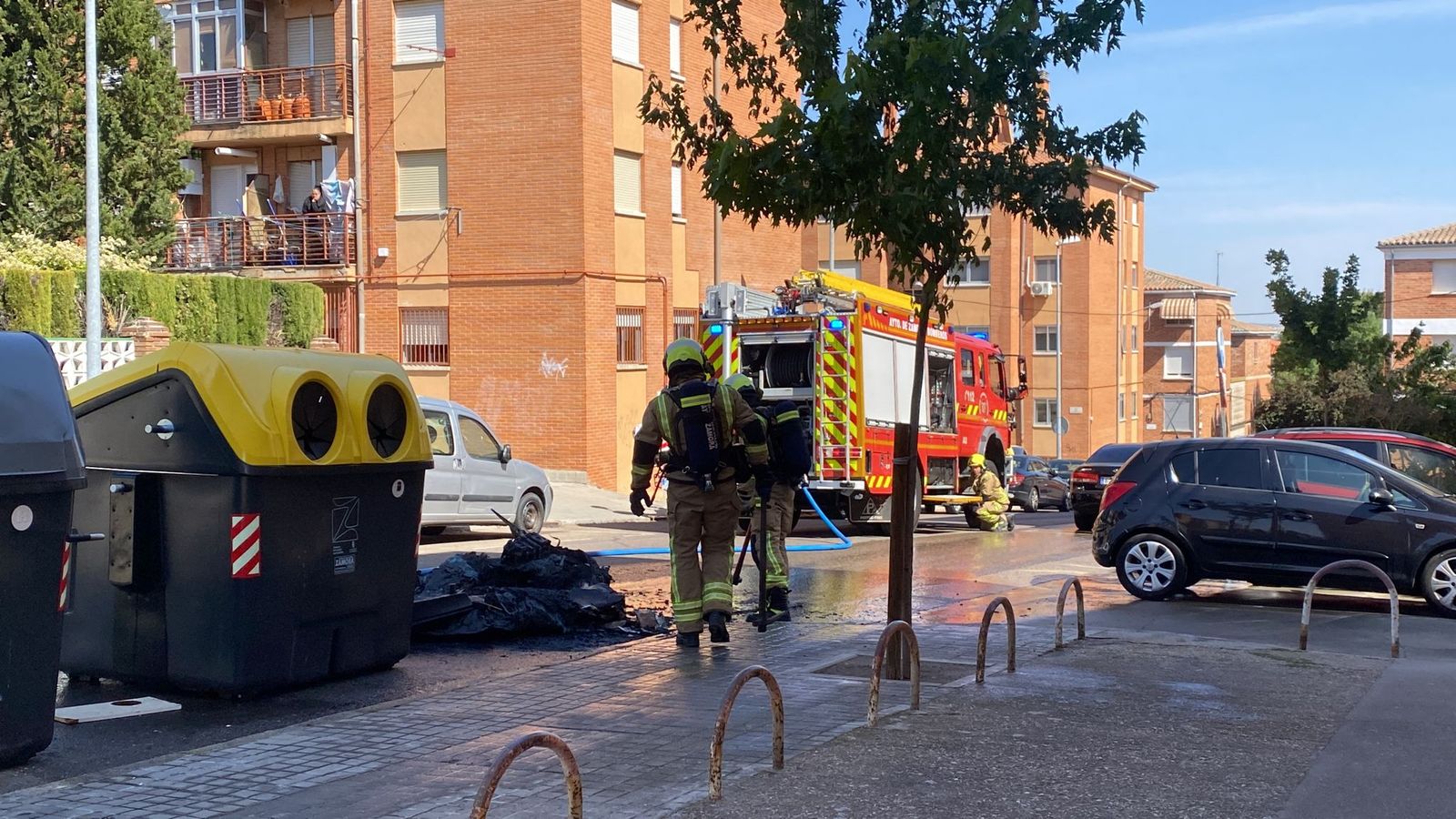 Los bomberos sofocan el fuego en el contenedor de la calle Argentina