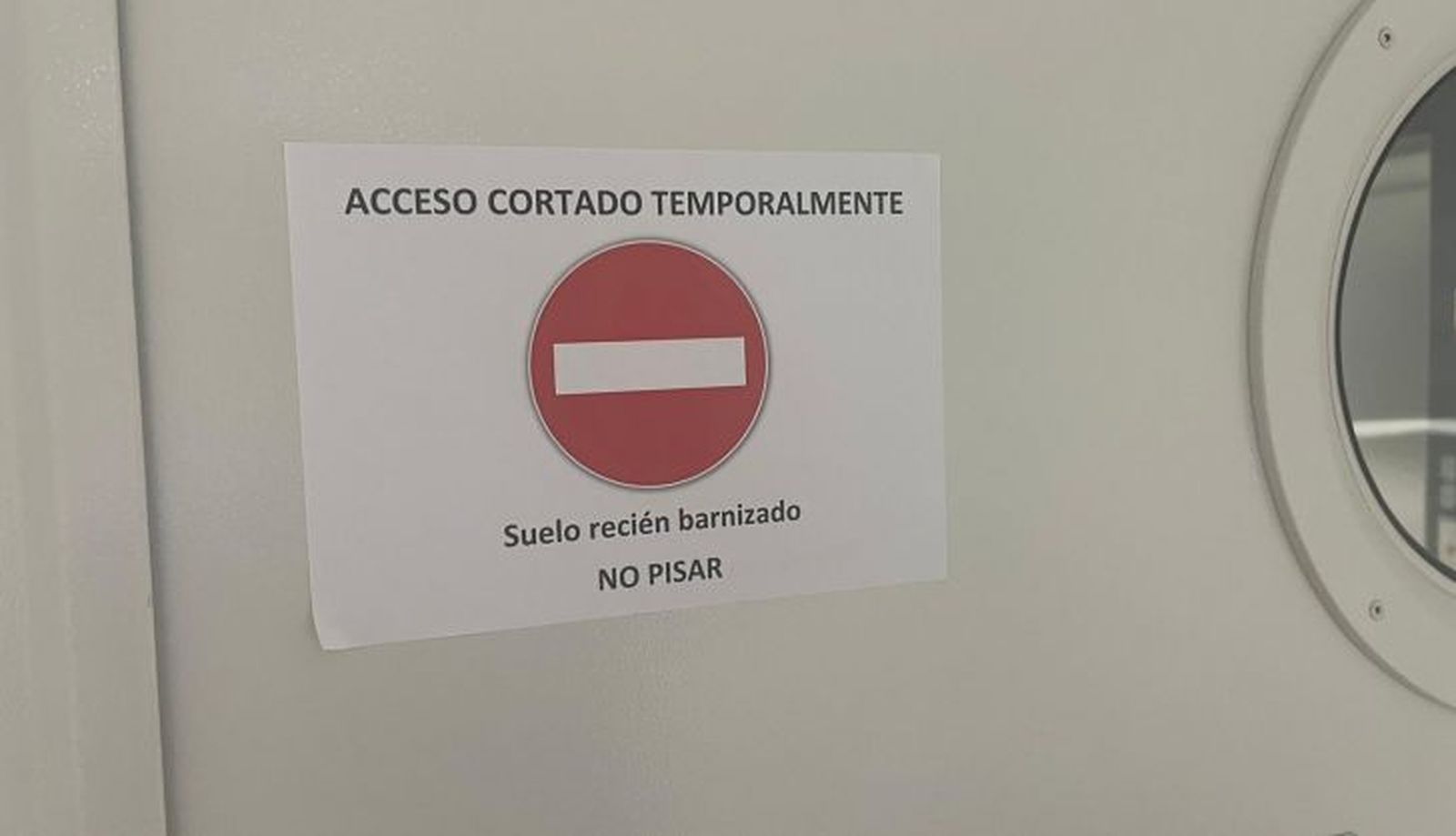 Cierran pasillos y puertas para encerar el Hospital de Salamanca