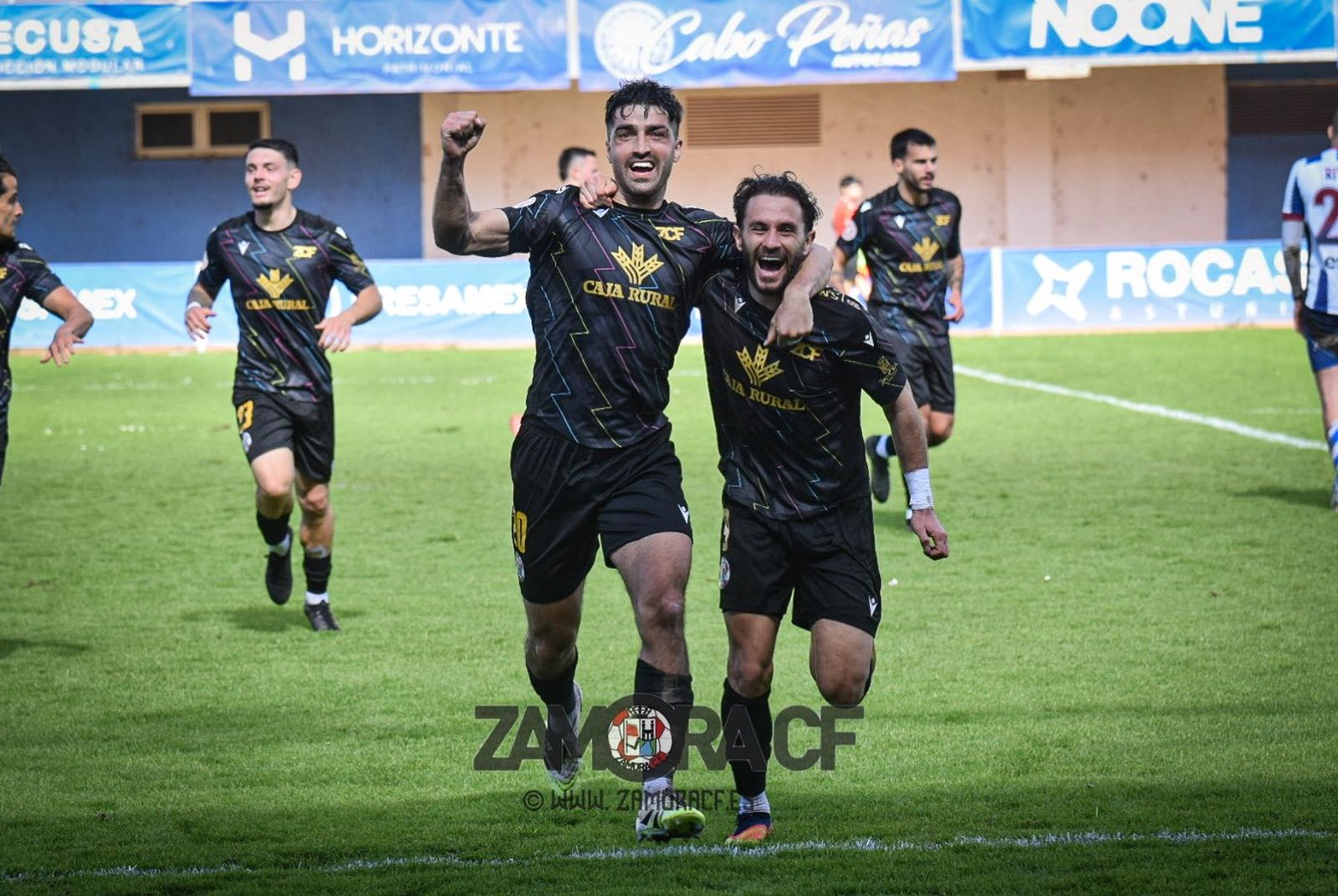 Mario Losada celebra su tanto junto a Miki Codina