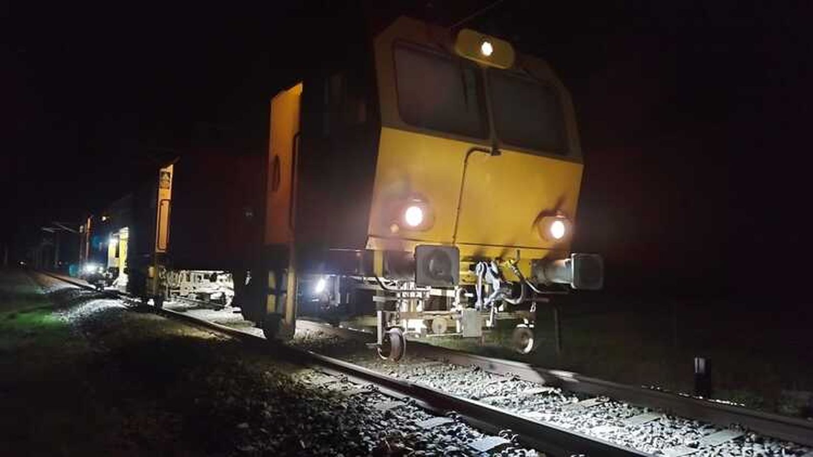Dos máquinas de tren chocan en La Fuente de San Esteban