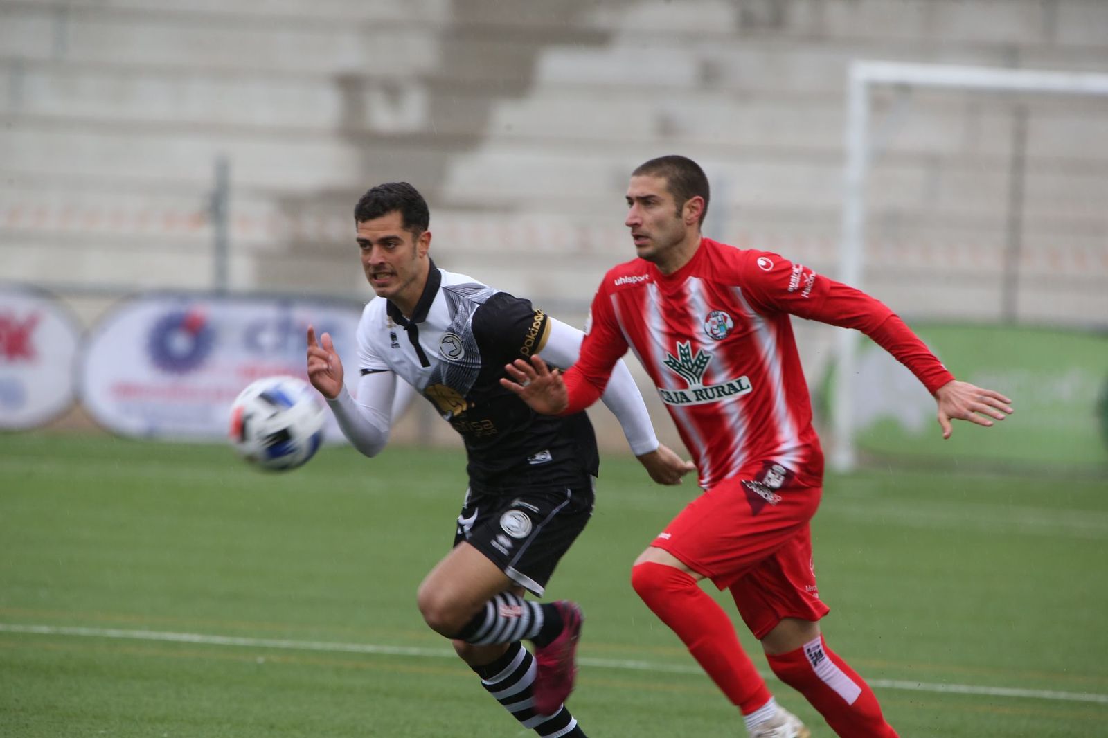 Aythami y Piña pugnan por un balón.