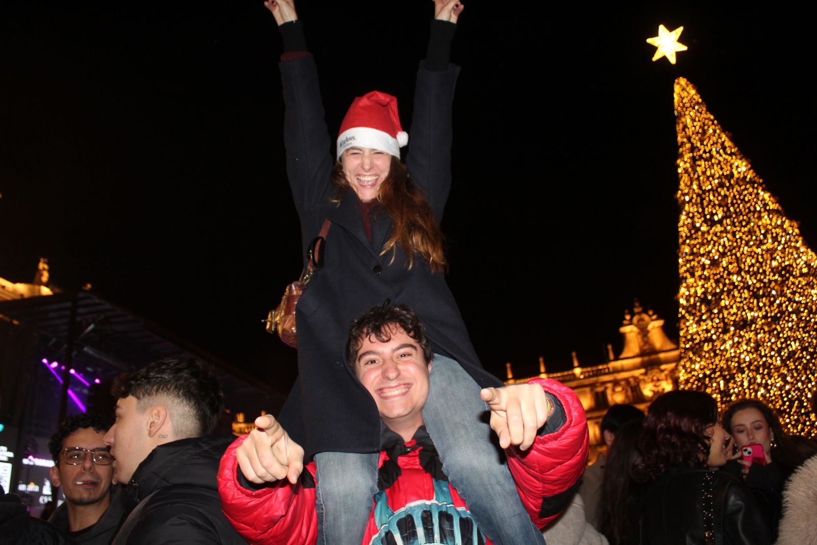 Miles de personas disfrutan de las campanadas y la fiesta del Fin de Año Universitario