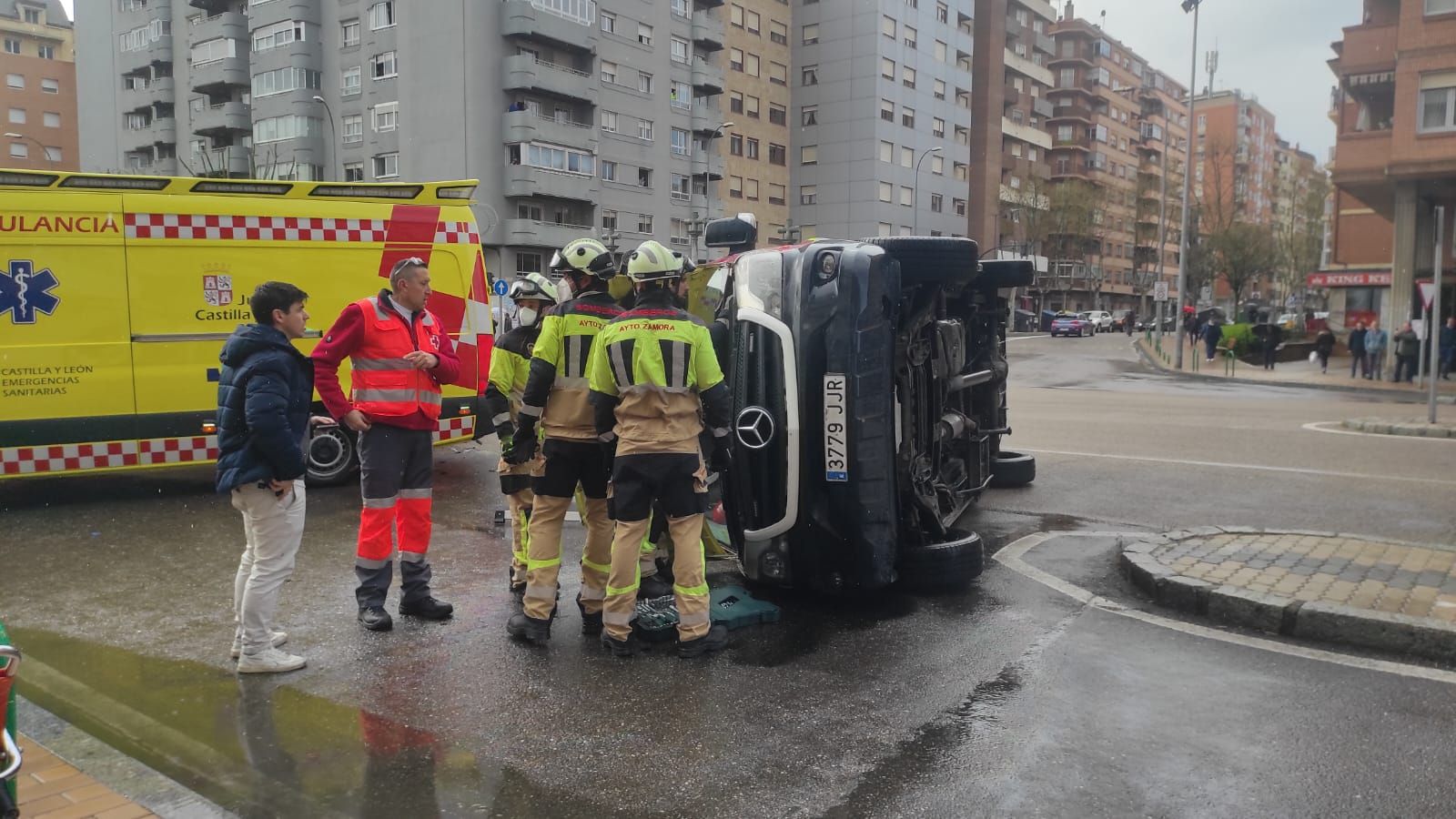 vuelco-de-una-ambulancia-en-zamora-capital-8