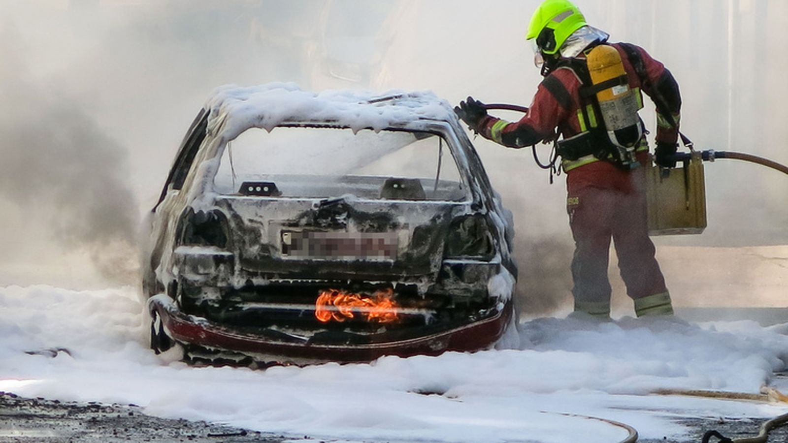 Vehículo calcinado en la calle José María del Hierro en Ciudad Rodrigo