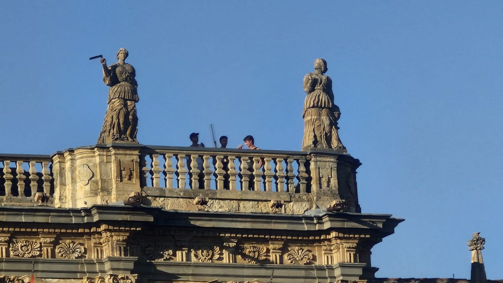 Un grupo de jóvenes accede a los tejados de la Plaza Mayor de Salamanca para hacerse una fotografía