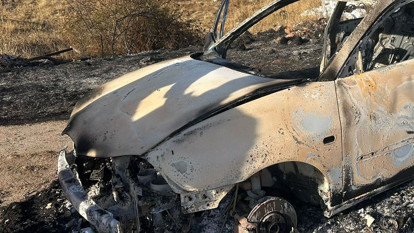 El coche robado en Carbajosa aparece completamente calcinado
