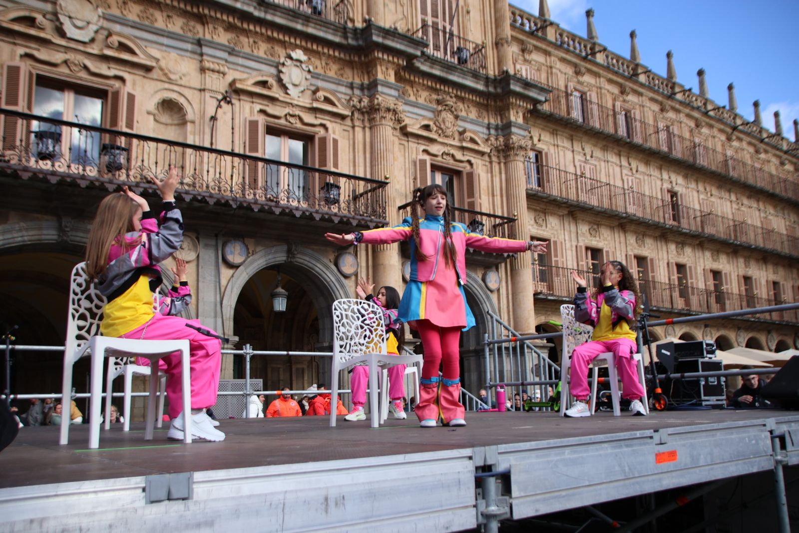El alcalde de Salamanca, Carlos García Carbayo, recibe a sus Majestades los Reyes Magos y Concierto de Chloe DelaRosa en la Plaza Mayor