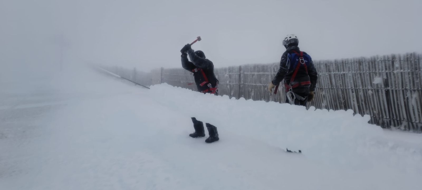Trabajadores de la Covatilla trabajando en las pistas. FOTO LA COVATILLA