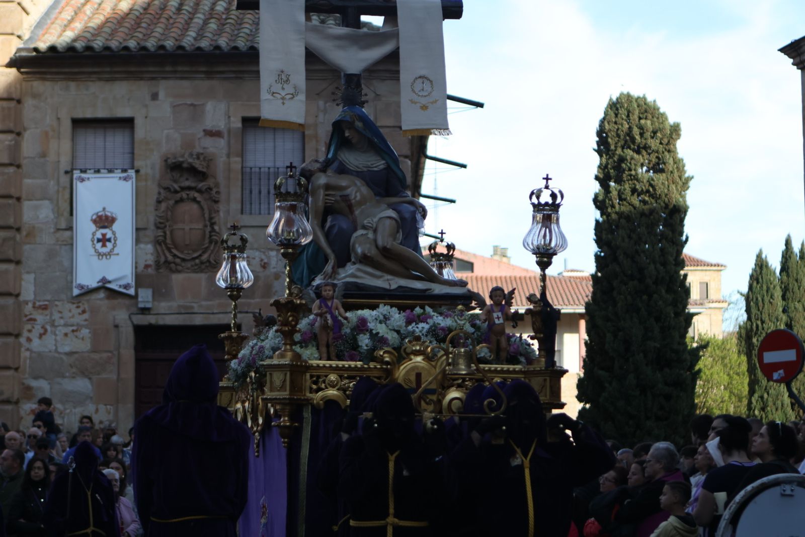 Jesús Rescatado procesiona en Salamanca con su nueva túnica y la atenta mirada de cientos de fieles