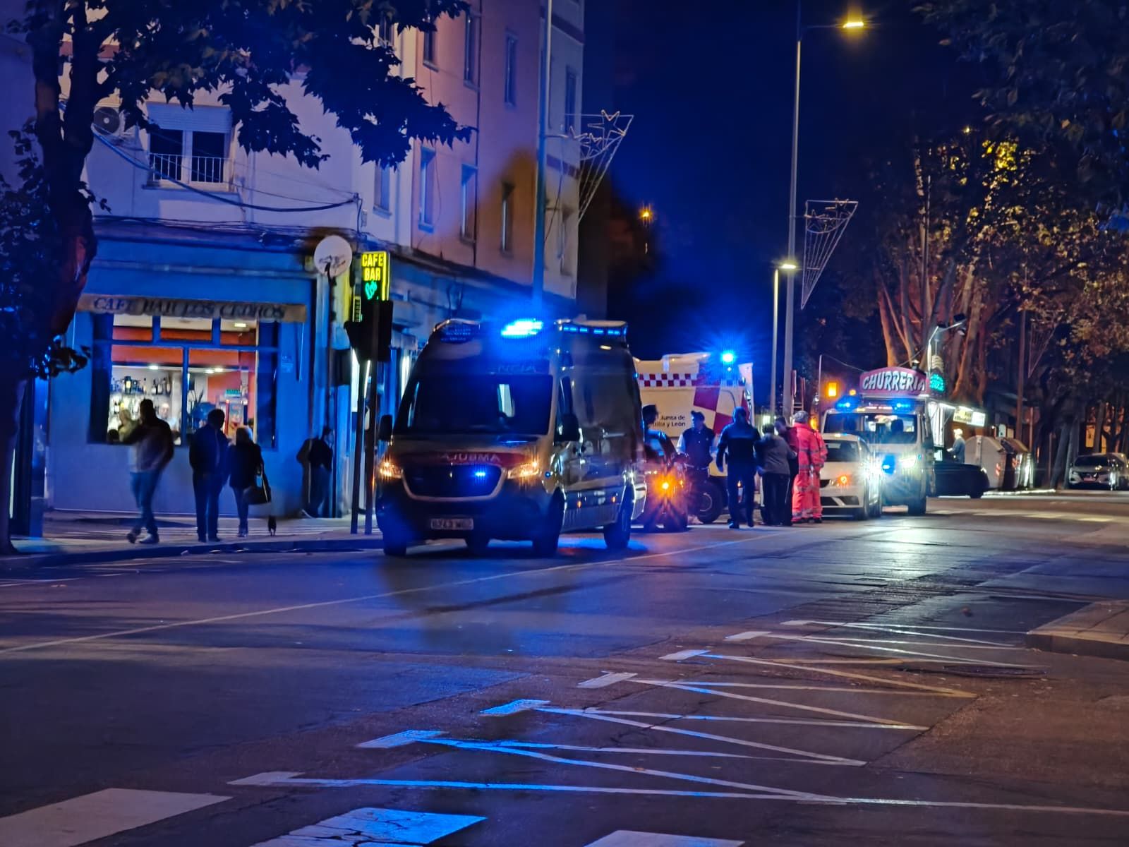 Ambulancia y Policía en la avenida de los Cedros por un accidente entre dos turismos