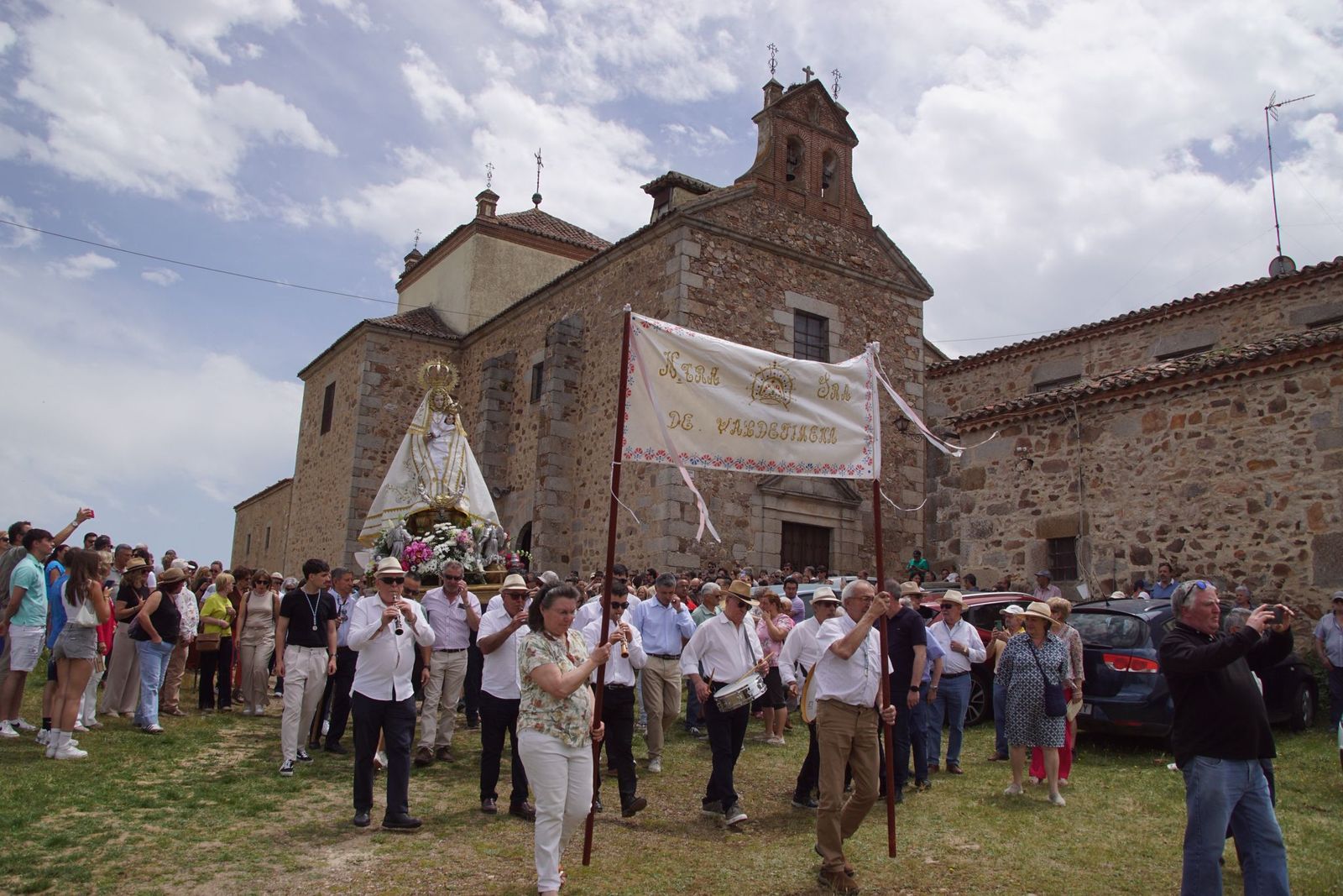 Valdejimena sale a los campos en su romería para honrar a su patrona